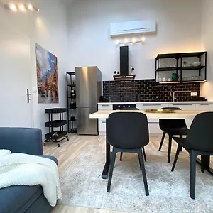 Stilvolle Dachgeschosswohnungen Mit Balkon In Innenstadt Naehe Apartment Wien